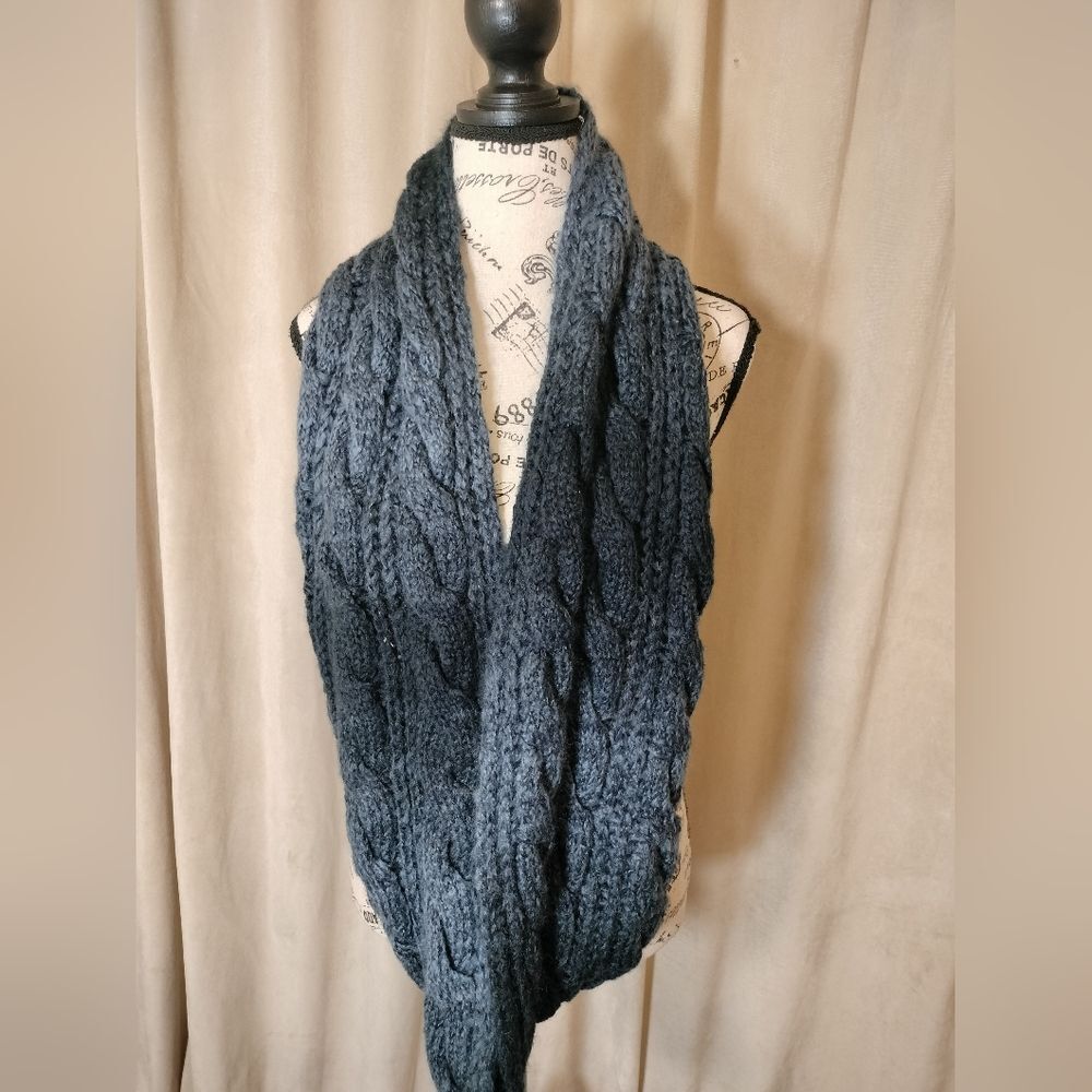 NWOT! Cozy Chunky Beefy Knit Infinity Scarf Blue Ombre. One Size